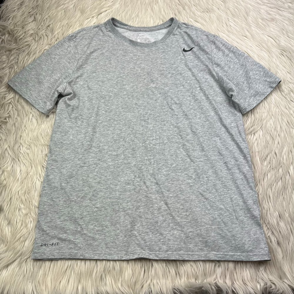 Nike Men's Gray Athletic Cut Short Sleeve Tee